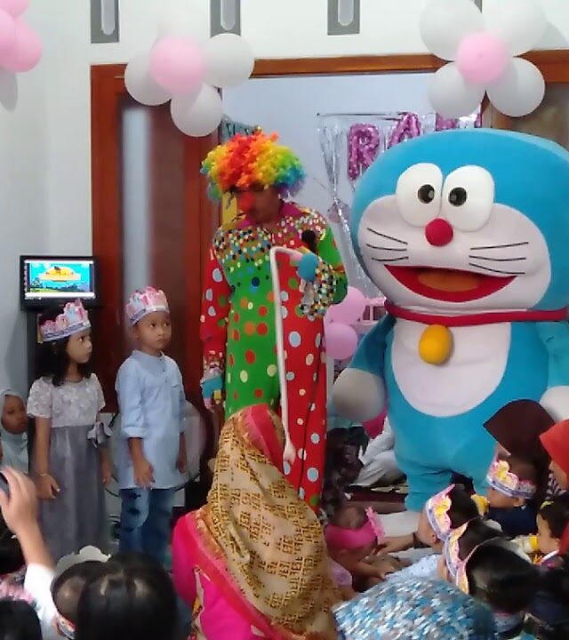 badut doraemon